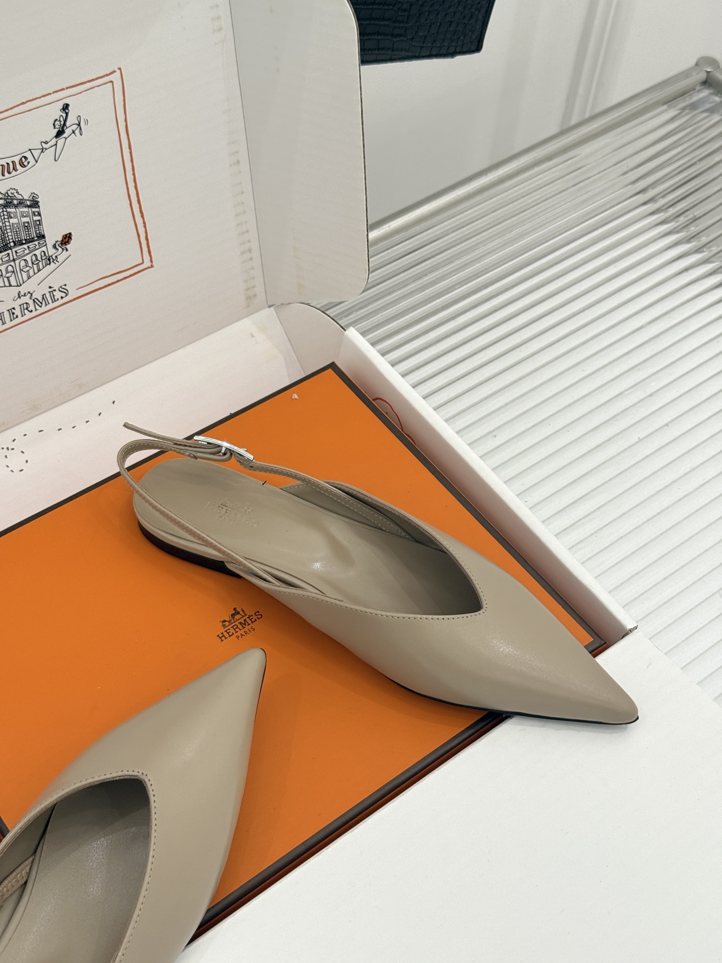 Hermès/爱马仕26WF新品双H扣V口尖头后空平底高跟凉鞋 双H金扣镌刻品牌基因V口剪裁悄悄修饰腿型