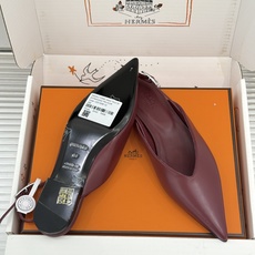 Hermès/爱马仕26WF新品双H扣V口尖头后空平底高跟凉鞋 双H金扣镌刻品牌基因V口剪裁悄悄修饰腿型 Hermès/爱马仕26WF新品双H扣V口尖头后空平底高跟凉鞋 双H金扣镌刻品牌基因V口剪裁悄悄修饰腿型