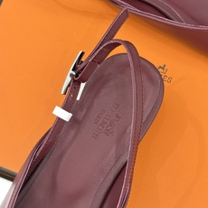 Hermès/爱马仕26WF新品双H扣V口尖头后空平底高跟凉鞋 双H金扣镌刻品牌基因V口剪裁悄悄修饰腿型 Hermès/爱马仕26WF新品双H扣V口尖头后空平底高跟凉鞋 双H金扣镌刻品牌基因V口剪裁悄悄修饰腿型