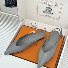 Hermès/爱马仕26WF新品双H扣V口尖头后空平底高跟凉鞋 双H金扣镌刻品牌基因V口剪裁悄悄修饰腿型 Hermès/爱马仕26WF新品双H扣V口尖头后空平底高跟凉鞋 双H金扣镌刻品牌基因V口剪裁悄悄修饰腿型