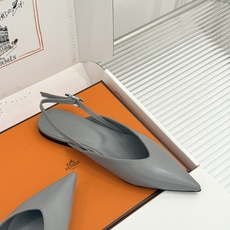 Hermès/爱马仕26WF新品双H扣V口尖头后空平底高跟凉鞋 双H金扣镌刻品牌基因V口剪裁悄悄修饰腿型 Hermès/爱马仕26WF新品双H扣V口尖头后空平底高跟凉鞋 双H金扣镌刻品牌基因V口剪裁悄悄修饰腿型