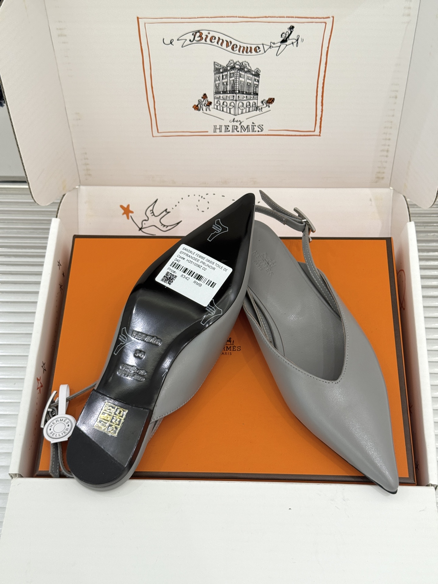 Hermès/爱马仕26WF新品双H扣V口尖头后空平底高跟凉鞋 双H金扣镌刻品牌基因V口剪裁悄悄修饰腿型 Hermès/爱马仕26WF新品双H扣V口尖头后空平底高跟凉鞋 双H金扣镌刻品牌基因V口剪裁悄悄修饰腿型