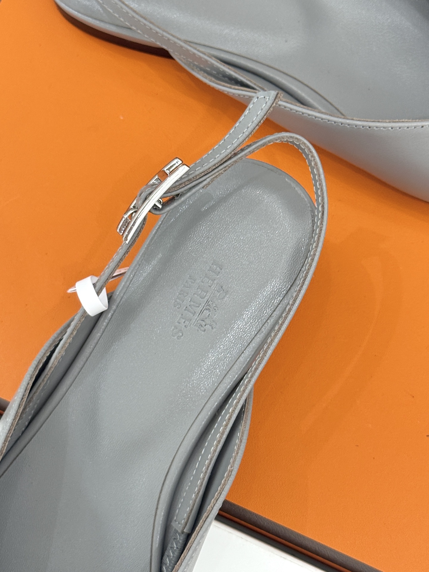 Hermès/爱马仕26WF新品双H扣V口尖头后空平底高跟凉鞋 双H金扣镌刻品牌基因V口剪裁悄悄修饰腿型 Hermès/爱马仕26WF新品双H扣V口尖头后空平底高跟凉鞋 双H金扣镌刻品牌基因V口剪裁悄悄修饰腿型