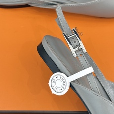 Hermès/爱马仕26WF新品双H扣V口尖头后空平底高跟凉鞋 双H金扣镌刻品牌基因V口剪裁悄悄修饰腿型 Hermès/爱马仕26WF新品双H扣V口尖头后空平底高跟凉鞋 双H金扣镌刻品牌基因V口剪裁悄悄修饰腿型