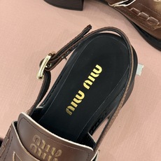 (配原版飞机盒)Miu Miu/缪缪经典金属钱币复古粗跟乐福鞋包头凉鞋复古金币嵌在鞋头中央粗跟稳稳托住优 (配原版飞机盒)Miu Miu/缪缪经典金属钱币复古粗跟乐福鞋包头凉鞋复古金币嵌在鞋头中央粗跟稳稳托住优