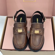 (配原版飞机盒)Miu Miu/缪缪经典金属钱币复古粗跟乐福鞋包头凉鞋复古金币嵌在鞋头中央粗跟稳稳托住优 (配原版飞机盒)Miu Miu/缪缪经典金属钱币复古粗跟乐福鞋包头凉鞋复古金币嵌在鞋头中央粗跟稳稳托住优