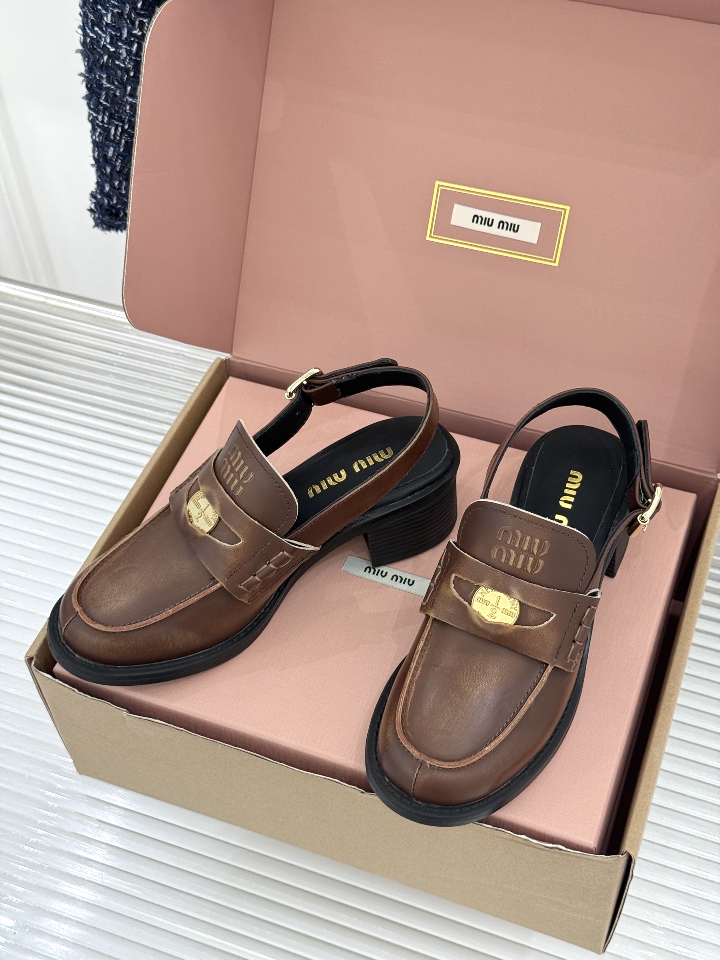 (配原版飞机盒)Miu Miu/缪缪经典金属钱币复古粗跟乐福鞋包头凉鞋复古金币嵌在鞋头中央粗跟稳稳托住优 (配原版飞机盒)Miu Miu/缪缪经典金属钱币复古粗跟乐福鞋包头凉鞋复古金币嵌在鞋头中央粗跟稳稳托住优