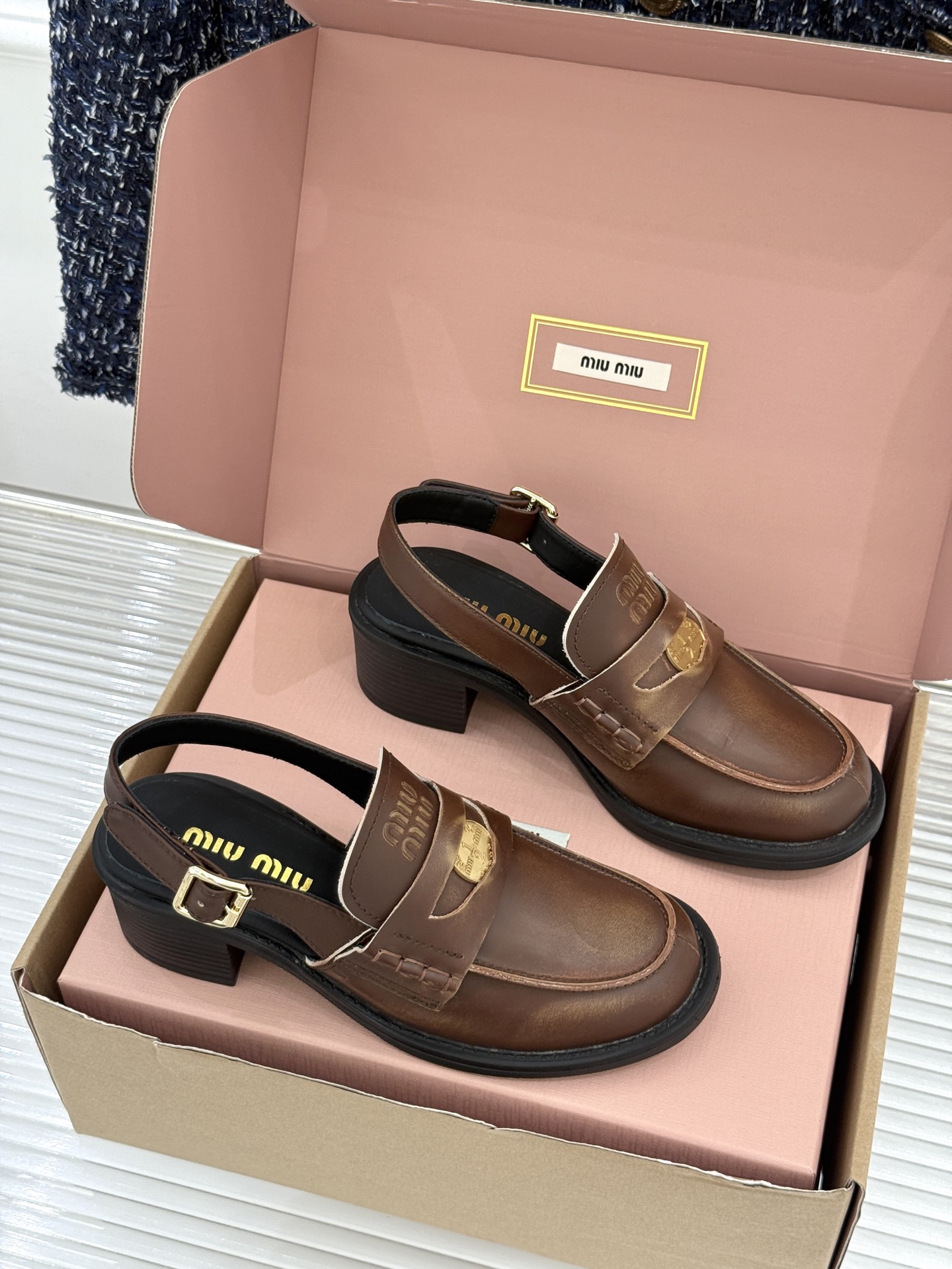 (配原版飞机盒)Miu Miu/缪缪经典金属钱币复古粗跟乐福鞋包头凉鞋复古金币嵌在鞋头中央粗跟稳稳托住优 (配原版飞机盒)Miu Miu/缪缪经典金属钱币复古粗跟乐福鞋包头凉鞋复古金币嵌在鞋头中央粗跟稳稳托住优