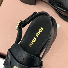 (配原版飞机盒)Miu Miu/缪缪经典金属钱币复古粗跟乐福鞋包头凉鞋复古金币嵌在鞋头中央粗跟稳稳托住优 (配原版飞机盒)Miu Miu/缪缪经典金属钱币复古粗跟乐福鞋包头凉鞋复古金币嵌在鞋头中央粗跟稳稳托住优