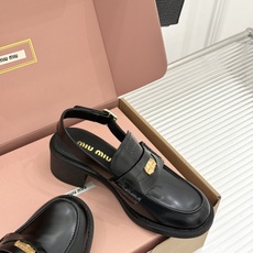 (配原版飞机盒)Miu Miu/缪缪经典金属钱币复古粗跟乐福鞋包头凉鞋复古金币嵌在鞋头中央粗跟稳稳托住优 (配原版飞机盒)Miu Miu/缪缪经典金属钱币复古粗跟乐福鞋包头凉鞋复古金币嵌在鞋头中央粗跟稳稳托住优