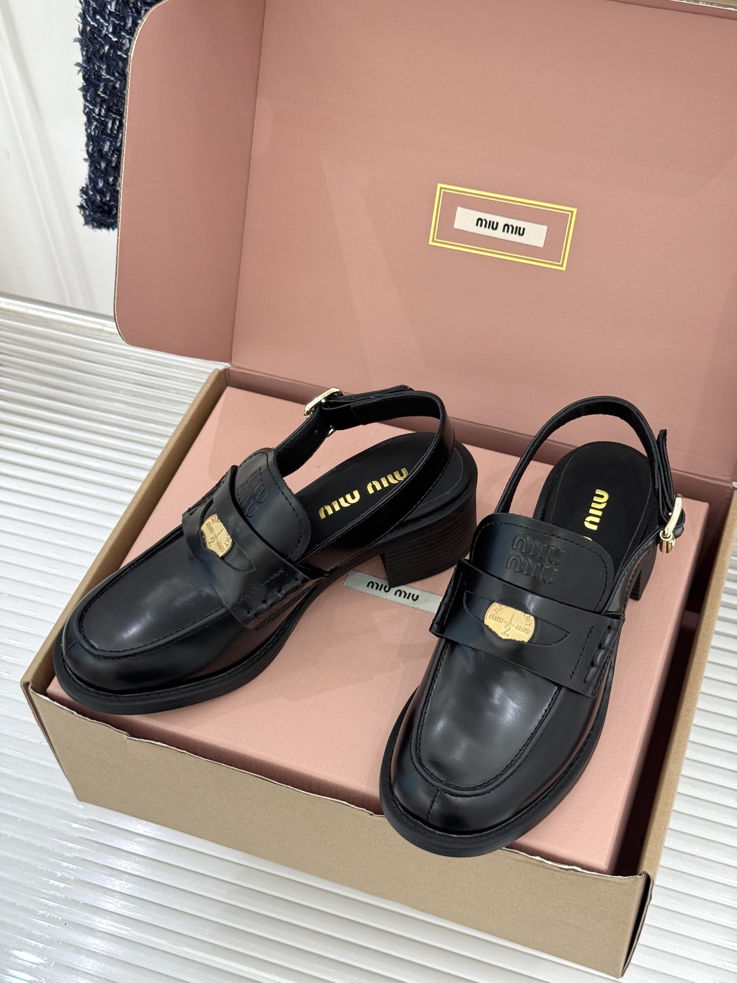 (配原版飞机盒)Miu Miu/缪缪经典金属钱币复古粗跟乐福鞋包头凉鞋复古金币嵌在鞋头中央粗跟稳稳托住优 (配原版飞机盒)Miu Miu/缪缪经典金属钱币复古粗跟乐福鞋包头凉鞋复古金币嵌在鞋头中央粗跟稳稳托住优