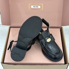 (配原版飞机盒)Miu Miu/缪缪经典金属钱币复古粗跟乐福鞋包头凉鞋复古金币嵌在鞋头中央粗跟稳稳托住优 (配原版飞机盒)Miu Miu/缪缪经典金属钱币复古粗跟乐福鞋包头凉鞋复古金币嵌在鞋头中央粗跟稳稳托住优