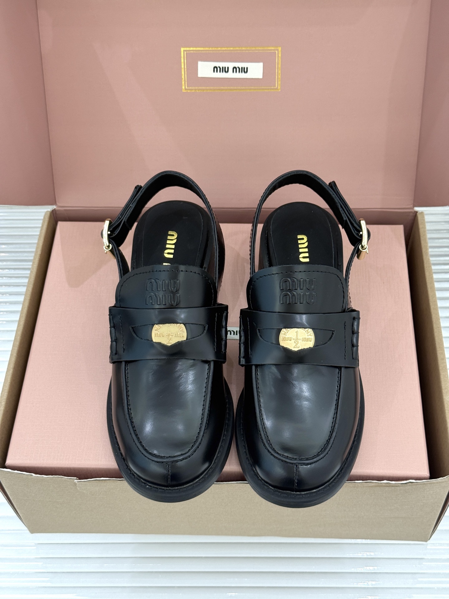 (配原版飞机盒)Miu Miu/缪缪经典金属钱币复古粗跟乐福鞋包头凉鞋复古金币嵌在鞋头中央粗跟稳稳托住优 (配原版飞机盒)Miu Miu/缪缪经典金属钱币复古粗跟乐福鞋包头凉鞋复古金币嵌在鞋头中央粗跟稳稳托住优
