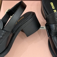 (配原版飞机盒)Miu Miu/缪缪经典金属钱币复古粗跟乐福鞋包头凉鞋复古金币嵌在鞋头中央粗跟稳稳托住优 (配原版飞机盒)Miu Miu/缪缪经典金属钱币复古粗跟乐福鞋包头凉鞋复古金币嵌在鞋头中央粗跟稳稳托住优