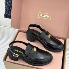 (配原版飞机盒)Miu Miu/缪缪经典金属钱币复古粗跟乐福鞋包头凉鞋复古金币嵌在鞋头中央粗跟稳稳托住优 (配原版飞机盒)Miu Miu/缪缪经典金属钱币复古粗跟乐福鞋包头凉鞋复古金币嵌在鞋头中央粗跟稳稳托住优