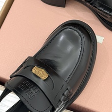 (配原版飞机盒)Miu Miu/缪缪经典金属钱币复古粗跟乐福鞋包头凉鞋复古金币嵌在鞋头中央粗跟稳稳托住优 (配原版飞机盒)Miu Miu/缪缪经典金属钱币复古粗跟乐福鞋包头凉鞋复古金币嵌在鞋头中央粗跟稳稳托住优