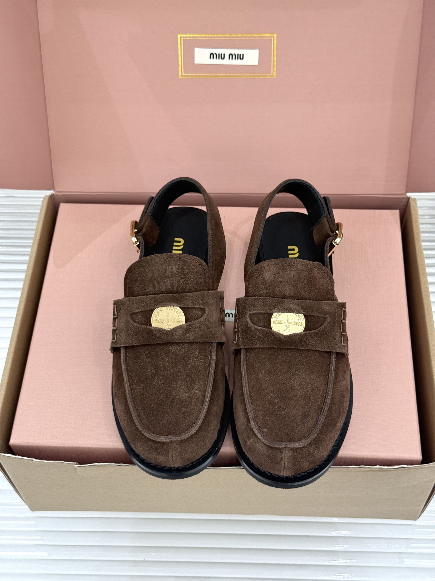 (配原版飞机盒)Miu Miu/缪缪经典金属钱币复古粗跟乐福鞋包头凉鞋复古金币嵌在鞋头中央粗跟稳稳托住优 (配原版飞机盒)Miu Miu/缪缪经典金属钱币复古粗跟乐福鞋包头凉鞋复古金币嵌在鞋头中央粗跟稳稳托住优