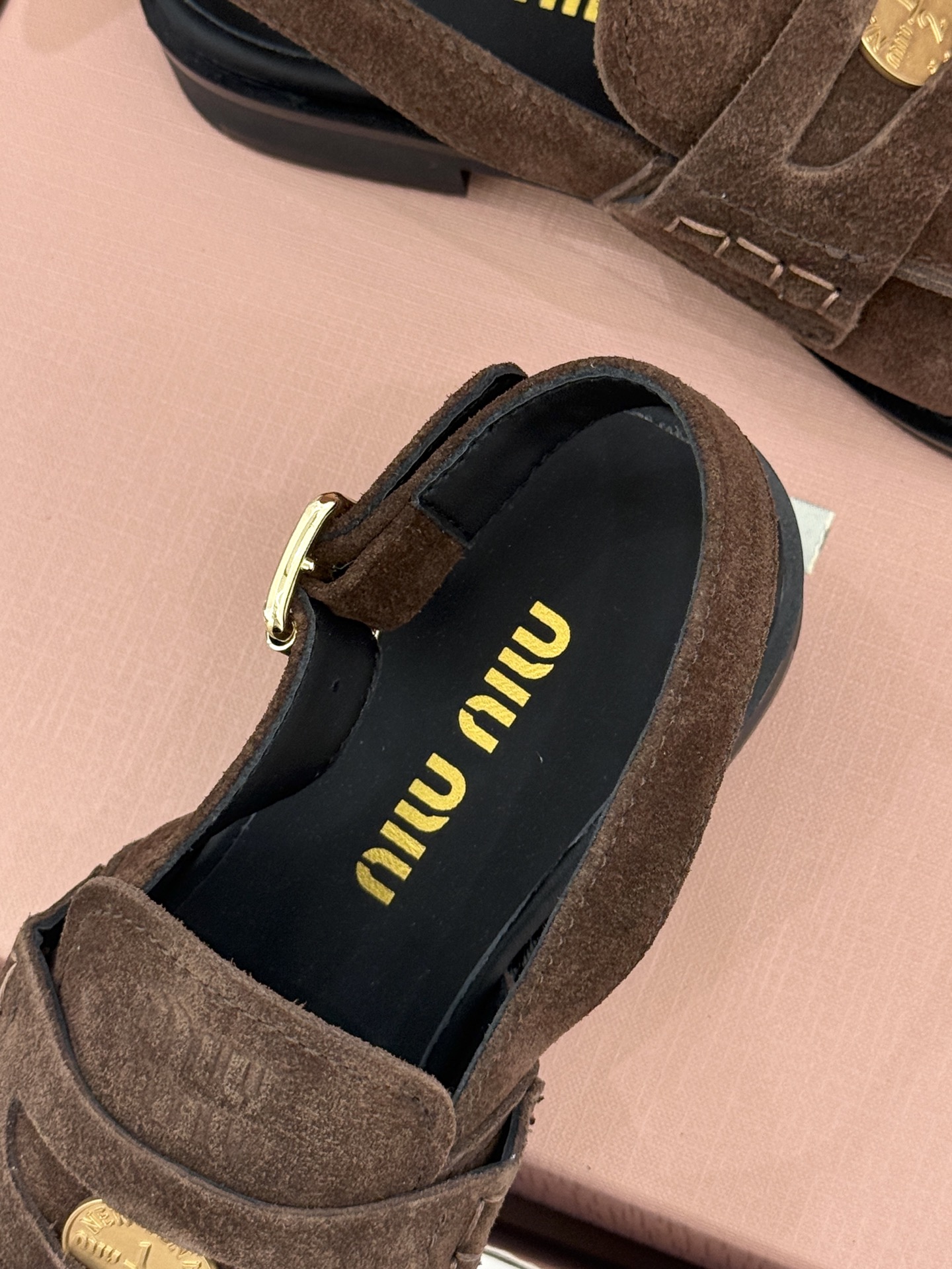 (配原版飞机盒)Miu Miu/缪缪经典金属钱币复古粗跟乐福鞋包头凉鞋复古金币嵌在鞋头中央粗跟稳稳托住优 (配原版飞机盒)Miu Miu/缪缪经典金属钱币复古粗跟乐福鞋包头凉鞋复古金币嵌在鞋头中央粗跟稳稳托住优