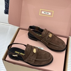 (配原版飞机盒)Miu Miu/缪缪经典金属钱币复古粗跟乐福鞋包头凉鞋复古金币嵌在鞋头中央粗跟稳稳托住优 (配原版飞机盒)Miu Miu/缪缪经典金属钱币复古粗跟乐福鞋包头凉鞋复古金币嵌在鞋头中央粗跟稳稳托住优