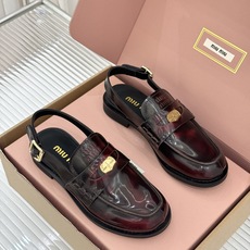 (配原版飞机盒)Miu Miu/缪缪经典金属钱币复古粗跟乐福鞋包头凉鞋复古金币嵌在鞋头中央粗跟稳稳托住优 (配原版飞机盒)Miu Miu/缪缪经典金属钱币复古粗跟乐福鞋包头凉鞋复古金币嵌在鞋头中央粗跟稳稳托住优