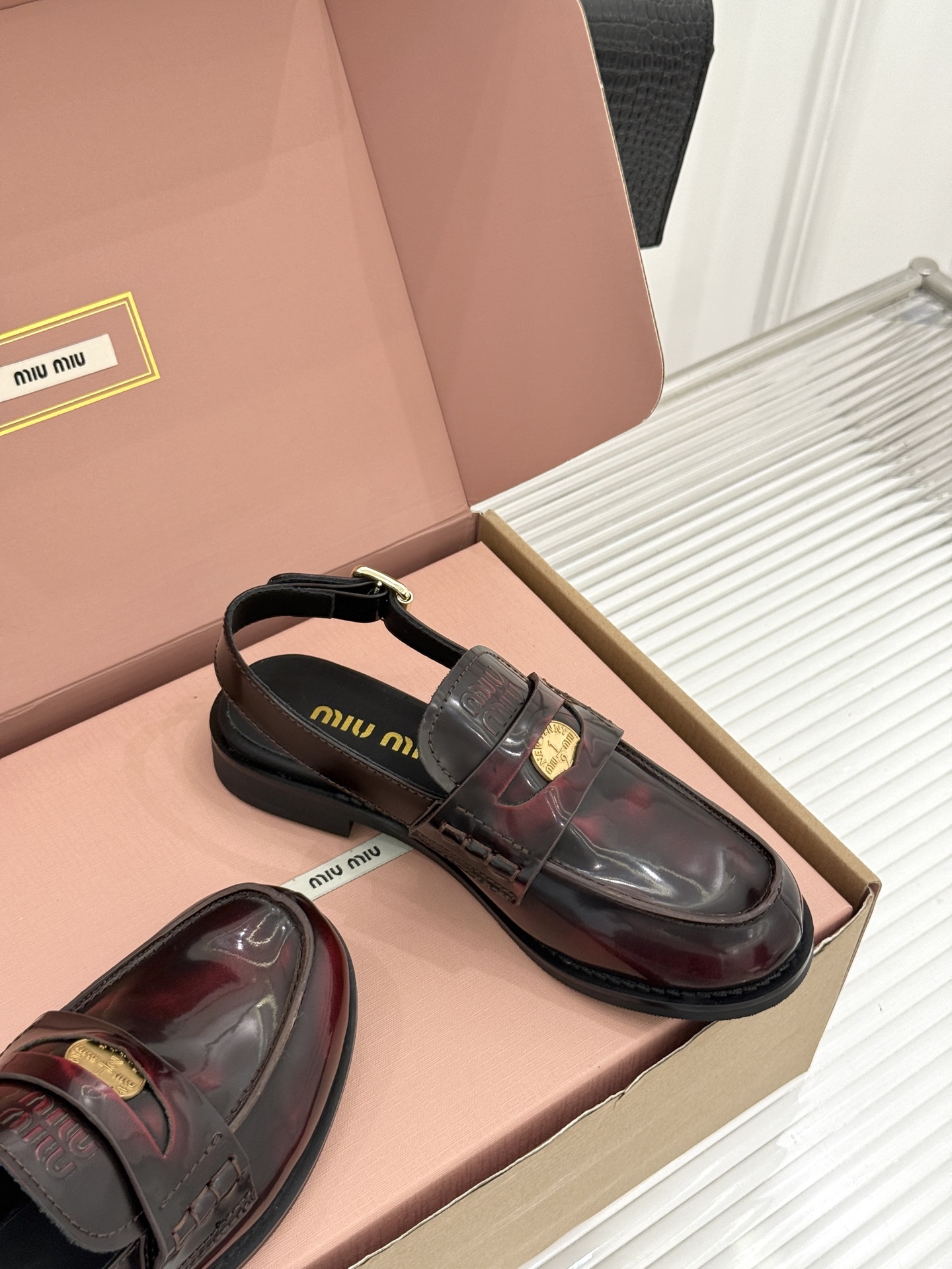 (配原版飞机盒)Miu Miu/缪缪经典金属钱币复古粗跟乐福鞋包头凉鞋复古金币嵌在鞋头中央粗跟稳稳托住优 (配原版飞机盒)Miu Miu/缪缪经典金属钱币复古粗跟乐福鞋包头凉鞋复古金币嵌在鞋头中央粗跟稳稳托住优