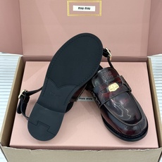 (配原版飞机盒)Miu Miu/缪缪经典金属钱币复古粗跟乐福鞋包头凉鞋复古金币嵌在鞋头中央粗跟稳稳托住优 (配原版飞机盒)Miu Miu/缪缪经典金属钱币复古粗跟乐福鞋包头凉鞋复古金币嵌在鞋头中央粗跟稳稳托住优