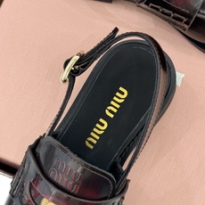 (配原版飞机盒)Miu Miu/缪缪经典金属钱币复古粗跟乐福鞋包头凉鞋复古金币嵌在鞋头中央粗跟稳稳托住优 (配原版飞机盒)Miu Miu/缪缪经典金属钱币复古粗跟乐福鞋包头凉鞋复古金币嵌在鞋头中央粗跟稳稳托住优