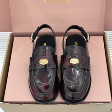 (配原版飞机盒)Miu Miu/缪缪经典金属钱币复古粗跟乐福鞋包头凉鞋复古金币嵌在鞋头中央粗跟稳稳托住优 (配原版飞机盒)Miu Miu/缪缪经典金属钱币复古粗跟乐福鞋包头凉鞋复古金币嵌在鞋头中央粗跟稳稳托住优