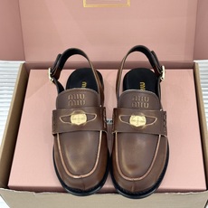 (配原版飞机盒)Miu Miu/缪缪经典金属钱币复古粗跟乐福鞋包头凉鞋复古金币嵌在鞋头中央粗跟稳稳托住优 (配原版飞机盒)Miu Miu/缪缪经典金属钱币复古粗跟乐福鞋包头凉鞋复古金币嵌在鞋头中央粗跟稳稳托住优