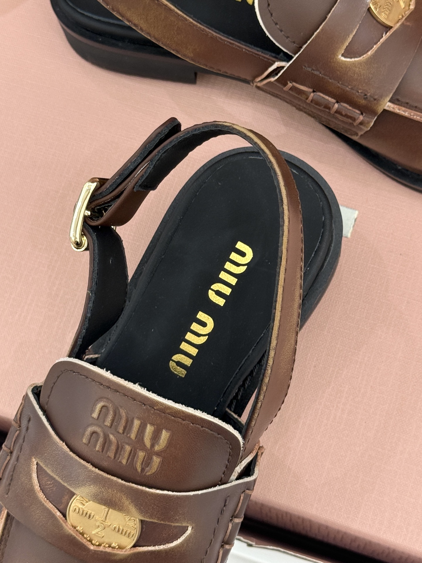(配原版飞机盒)Miu Miu/缪缪经典金属钱币复古粗跟乐福鞋包头凉鞋复古金币嵌在鞋头中央粗跟稳稳托住优 (配原版飞机盒)Miu Miu/缪缪经典金属钱币复古粗跟乐福鞋包头凉鞋复古金币嵌在鞋头中央粗跟稳稳托住优