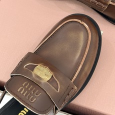 (配原版飞机盒)Miu Miu/缪缪经典金属钱币复古粗跟乐福鞋包头凉鞋复古金币嵌在鞋头中央粗跟稳稳托住优 (配原版飞机盒)Miu Miu/缪缪经典金属钱币复古粗跟乐福鞋包头凉鞋复古金币嵌在鞋头中央粗跟稳稳托住优