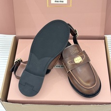 (配原版飞机盒)Miu Miu/缪缪经典金属钱币复古粗跟乐福鞋包头凉鞋复古金币嵌在鞋头中央粗跟稳稳托住优 (配原版飞机盒)Miu Miu/缪缪经典金属钱币复古粗跟乐福鞋包头凉鞋复古金币嵌在鞋头中央粗跟稳稳托住优