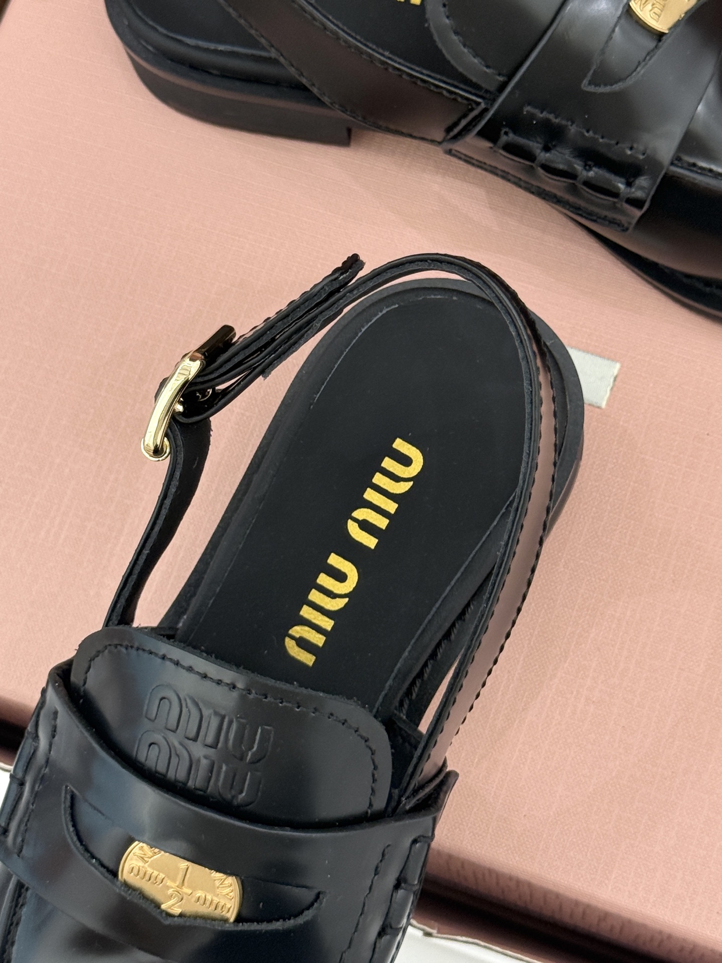 (配原版飞机盒)Miu Miu/缪缪经典金属钱币复古粗跟乐福鞋包头凉鞋复古金币嵌在鞋头中央粗跟稳稳托住优 (配原版飞机盒)Miu Miu/缪缪经典金属钱币复古粗跟乐福鞋包头凉鞋复古金币嵌在鞋头中央粗跟稳稳托住优