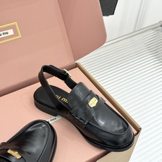 (配原版飞机盒)Miu Miu/缪缪经典金属钱币复古粗跟乐福鞋包头凉鞋复古金币嵌在鞋头中央粗跟稳稳托住优 (配原版飞机盒)Miu Miu/缪缪经典金属钱币复古粗跟乐福鞋包头凉鞋复古金币嵌在鞋头中央粗跟稳稳托住优