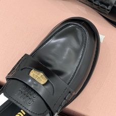 (配原版飞机盒)Miu Miu/缪缪经典金属钱币复古粗跟乐福鞋包头凉鞋复古金币嵌在鞋头中央粗跟稳稳托住优 (配原版飞机盒)Miu Miu/缪缪经典金属钱币复古粗跟乐福鞋包头凉鞋复古金币嵌在鞋头中央粗跟稳稳托住优