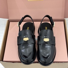 (配原版飞机盒)Miu Miu/缪缪经典金属钱币复古粗跟乐福鞋包头凉鞋复古金币嵌在鞋头中央粗跟稳稳托住优 (配原版飞机盒)Miu Miu/缪缪经典金属钱币复古粗跟乐福鞋包头凉鞋复古金币嵌在鞋头中央粗跟稳稳托住优