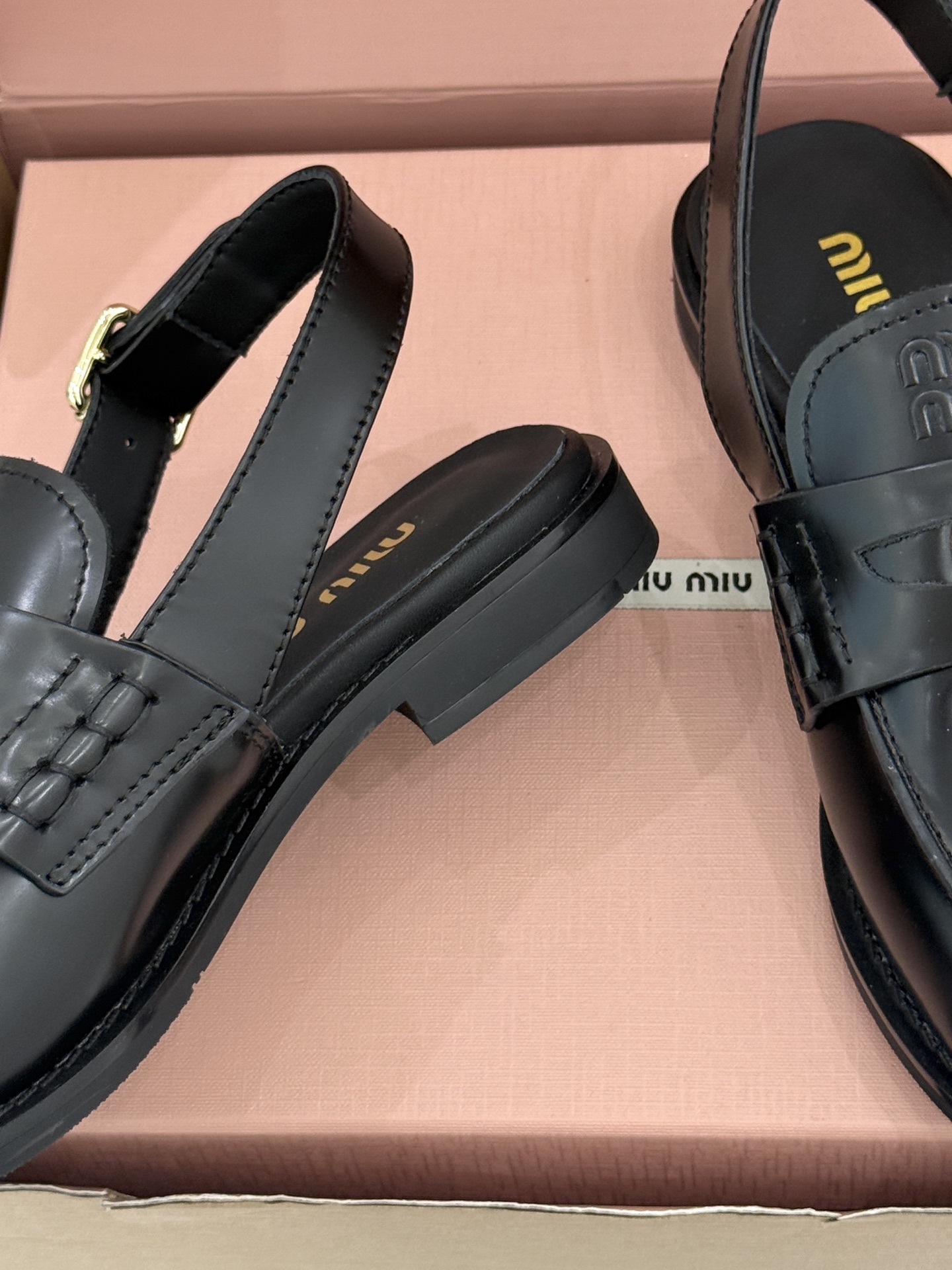 (配原版飞机盒)Miu Miu/缪缪经典金属钱币复古粗跟乐福鞋包头凉鞋复古金币嵌在鞋头中央粗跟稳稳托住优 (配原版飞机盒)Miu Miu/缪缪经典金属钱币复古粗跟乐福鞋包头凉鞋复古金币嵌在鞋头中央粗跟稳稳托住优