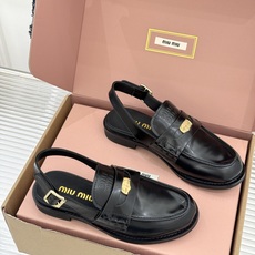 (配原版飞机盒)Miu Miu/缪缪经典金属钱币复古粗跟乐福鞋包头凉鞋复古金币嵌在鞋头中央粗跟稳稳托住优 (配原版飞机盒)Miu Miu/缪缪经典金属钱币复古粗跟乐福鞋包头凉鞋复古金币嵌在鞋头中央粗跟稳稳托住优