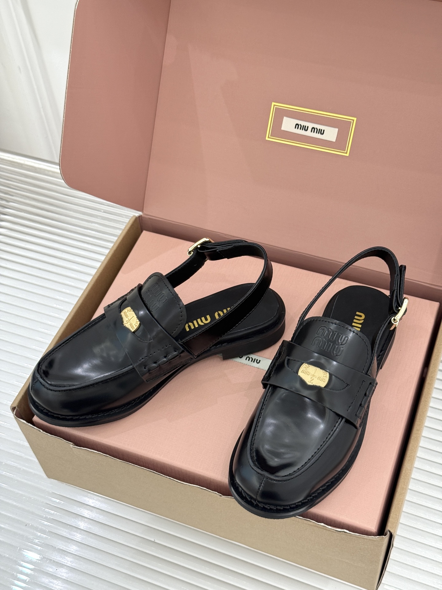 (配原版飞机盒)Miu Miu/缪缪经典金属钱币复古粗跟乐福鞋包头凉鞋复古金币嵌在鞋头中央粗跟稳稳托住优 (配原版飞机盒)Miu Miu/缪缪经典金属钱币复古粗跟乐福鞋包头凉鞋复古金币嵌在鞋头中央粗跟稳稳托住优