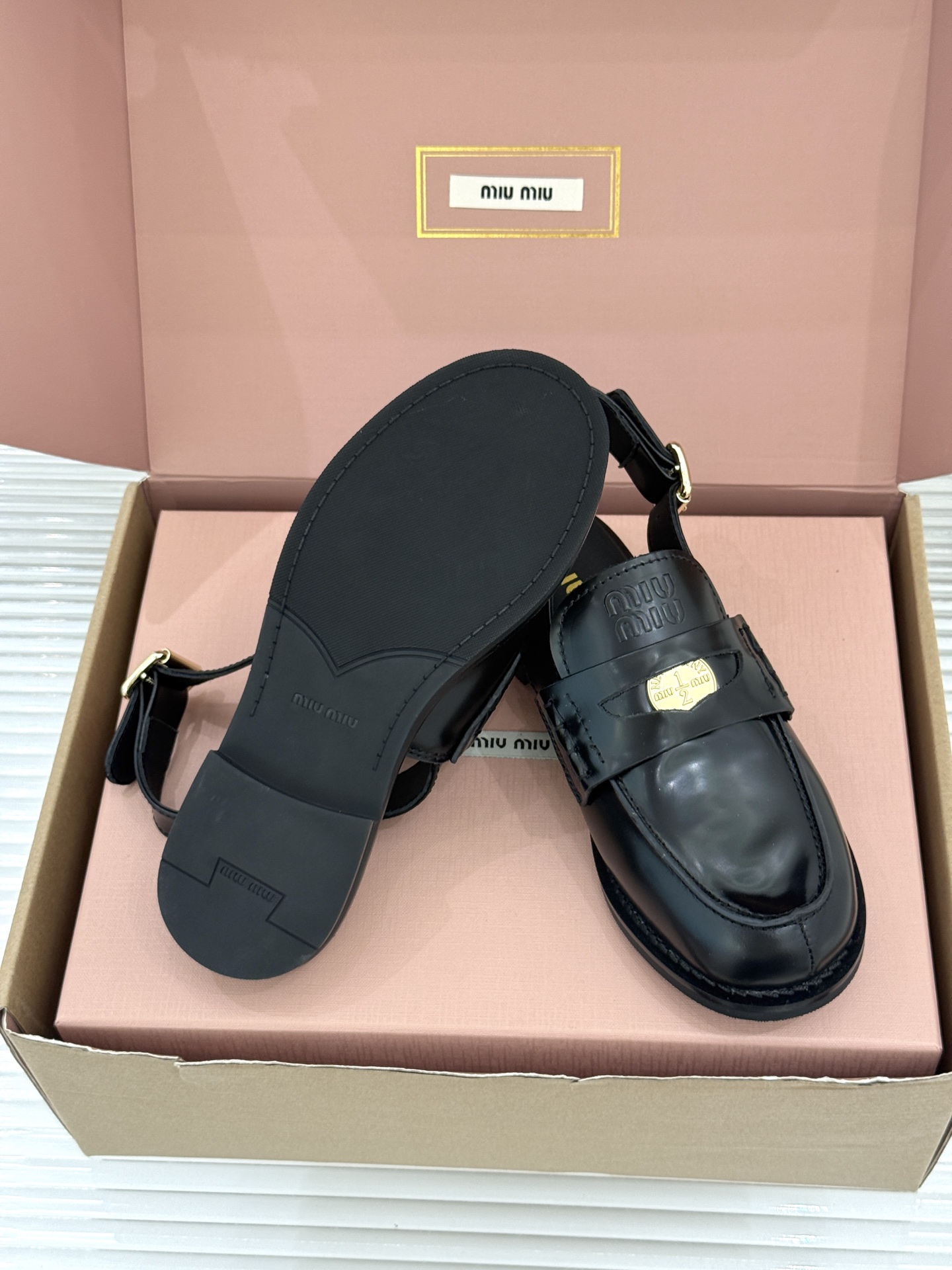 (配原版飞机盒)Miu Miu/缪缪经典金属钱币复古粗跟乐福鞋包头凉鞋复古金币嵌在鞋头中央粗跟稳稳托住优 (配原版飞机盒)Miu Miu/缪缪经典金属钱币复古粗跟乐福鞋包头凉鞋复古金币嵌在鞋头中央粗跟稳稳托住优