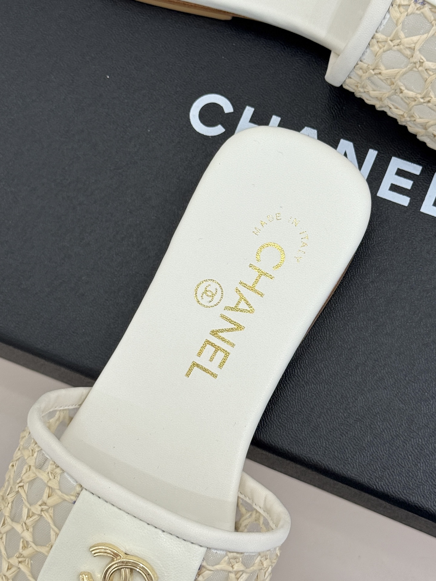 CHANE*|小香经典金属双C镂空编织厚底拖鞋手工编织纹理自带呼吸感金属双C在阳光下熠熠生辉镂空设计透出 CHANE*|小香经典金属双C镂空编织厚底拖鞋手工编织纹理自带呼吸感金属双C在阳光下熠熠生辉镂空设计透出