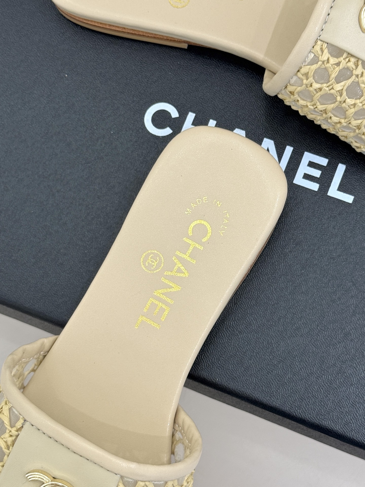 CHANE*|小香经典金属双C镂空编织厚底拖鞋手工编织纹理自带呼吸感金属双C在阳光下熠熠生辉镂空设计透出 CHANE*|小香经典金属双C镂空编织厚底拖鞋手工编织纹理自带呼吸感金属双C在阳光下熠熠生辉镂空设计透出
