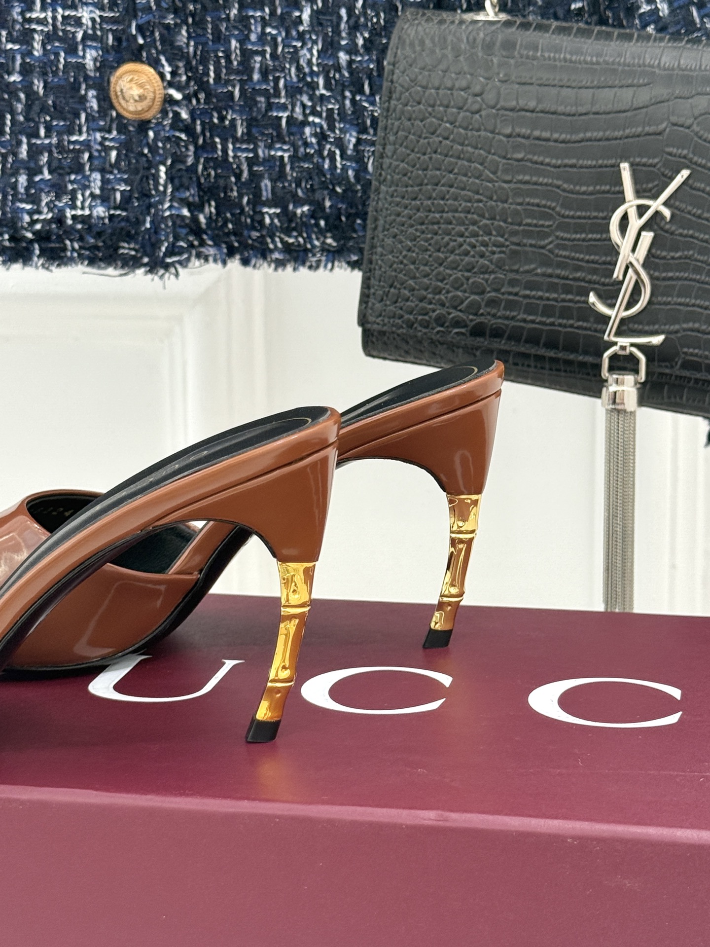 Gucci/古驰26WF新品一字带金属跟高跟拖鞋丝缎光泽流淌足尖之上金属细跟折射冷冽光芒一字带勾勒足弓优 Gucci/古驰26WF新品一字带金属跟高跟拖鞋丝缎光泽流淌足尖之上金属细跟折射冷冽光芒一字带勾勒足弓优