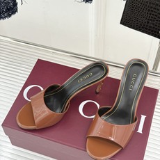 Gucci/古驰26WF新品一字带金属跟高跟拖鞋丝缎光泽流淌足尖之上金属细跟折射冷冽光芒一字带勾勒足弓优 Gucci/古驰26WF新品一字带金属跟高跟拖鞋丝缎光泽流淌足尖之上金属细跟折射冷冽光芒一字带勾勒足弓优