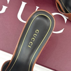 Gucci/古驰26WF新品一字带金属跟高跟拖鞋丝缎光泽流淌足尖之上金属细跟折射冷冽光芒一字带勾勒足弓优 Gucci/古驰26WF新品一字带金属跟高跟拖鞋丝缎光泽流淌足尖之上金属细跟折射冷冽光芒一字带勾勒足弓优