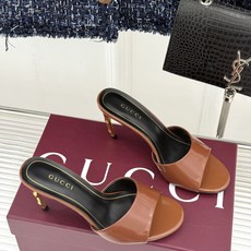 Gucci/古驰26WF新品一字带金属跟高跟拖鞋丝缎光泽流淌足尖之上金属细跟折射冷冽光芒一字带勾勒足弓优 Gucci/古驰26WF新品一字带金属跟高跟拖鞋丝缎光泽流淌足尖之上金属细跟折射冷冽光芒一字带勾勒足弓优