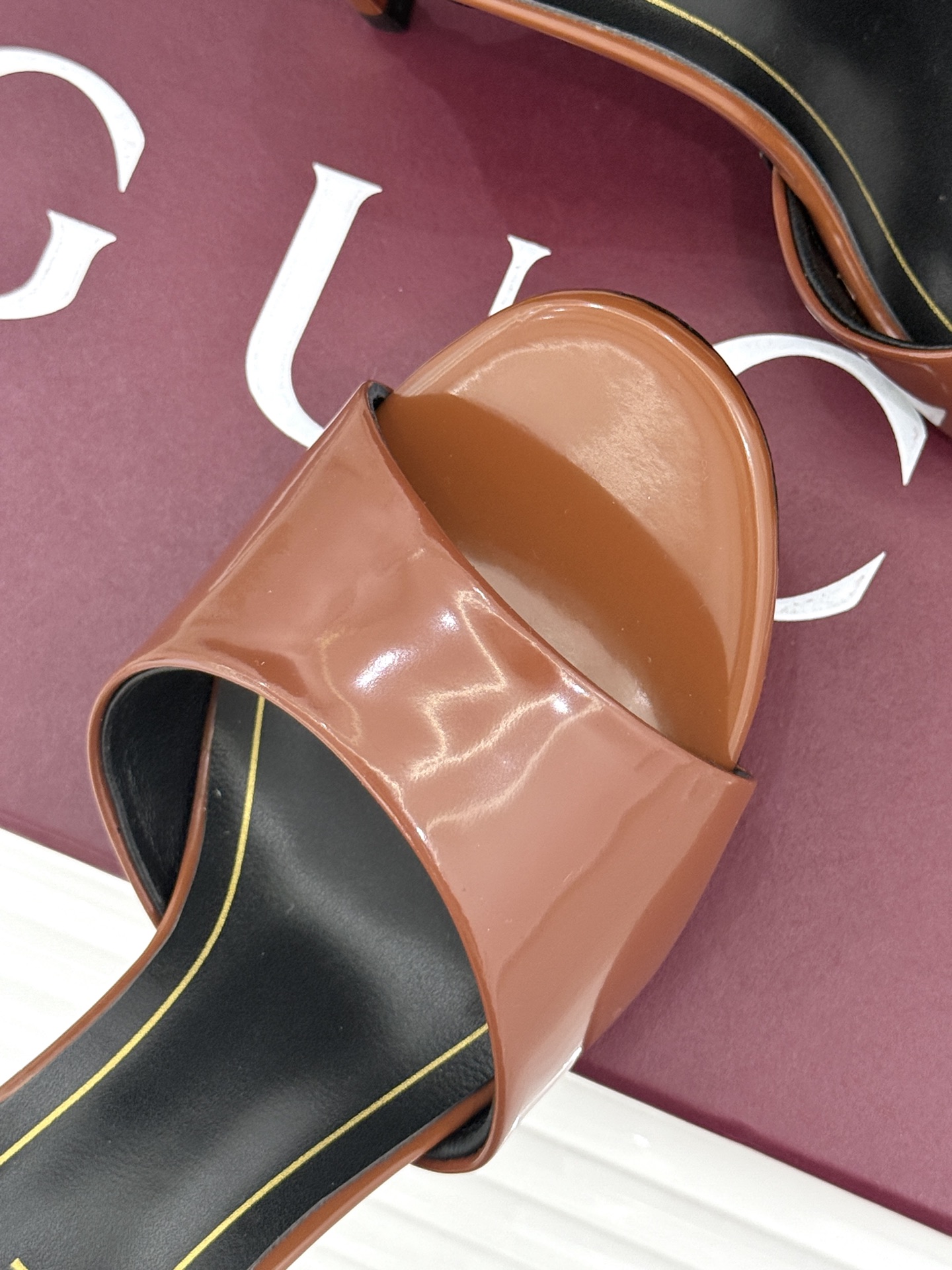 Gucci/古驰26WF新品一字带金属跟高跟拖鞋丝缎光泽流淌足尖之上金属细跟折射冷冽光芒一字带勾勒足弓优 Gucci/古驰26WF新品一字带金属跟高跟拖鞋丝缎光泽流淌足尖之上金属细跟折射冷冽光芒一字带勾勒足弓优