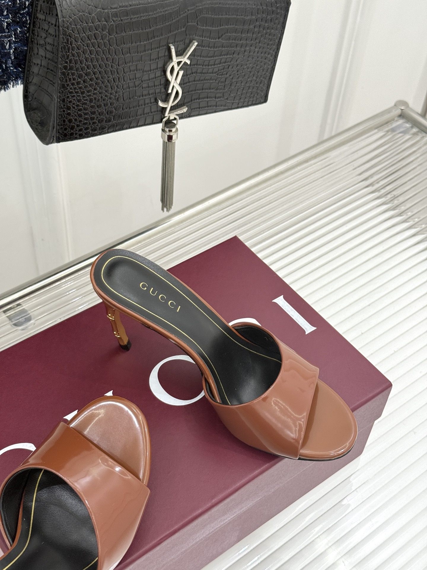 Gucci/古驰26WF新品一字带金属跟高跟拖鞋丝缎光泽流淌足尖之上金属细跟折射冷冽光芒一字带勾勒足弓优 Gucci/古驰26WF新品一字带金属跟高跟拖鞋丝缎光泽流淌足尖之上金属细跟折射冷冽光芒一字带勾勒足弓优
