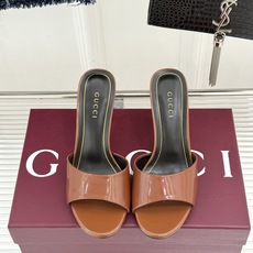 Gucci/古驰26WF新品一字带金属跟高跟拖鞋丝缎光泽流淌足尖之上金属细跟折射冷冽光芒一字带勾勒足弓优 Gucci/古驰26WF新品一字带金属跟高跟拖鞋丝缎光泽流淌足尖之上金属细跟折射冷冽光芒一字带勾勒足弓优