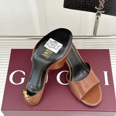 Gucci/古驰26WF新品一字带金属跟高跟拖鞋丝缎光泽流淌足尖之上金属细跟折射冷冽光芒一字带勾勒足弓优 Gucci/古驰26WF新品一字带金属跟高跟拖鞋丝缎光泽流淌足尖之上金属细跟折射冷冽光芒一字带勾勒足弓优